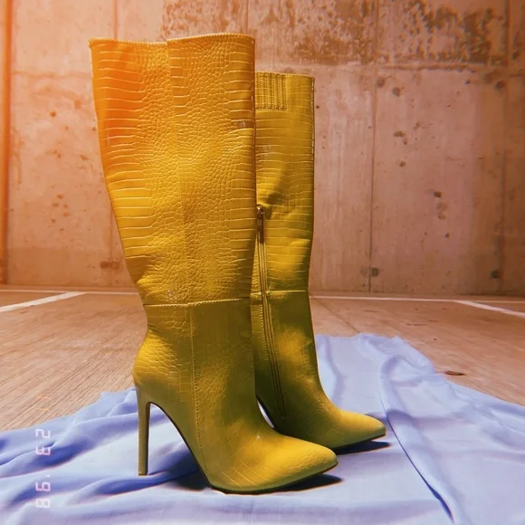 Lemon-lime knee boots - Picture 2 of 9